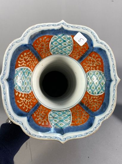 null Vase en porcelaine du Japon, décor Imari H. 40 cm