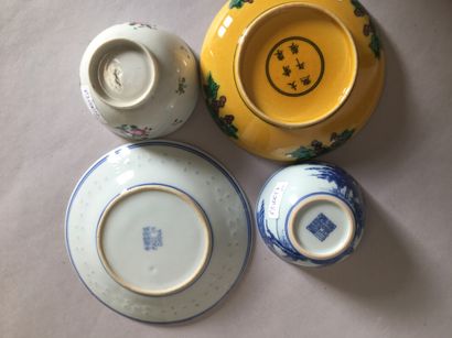 null Lot en porcelaine : deux petites assiettes, un flacon, un vase balustre accidenté,...