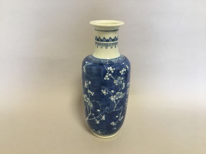 null Vase en porcelaine bleu blanc à décor de fleurs de prunier H. 25 cm