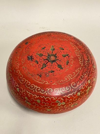 null Red and gold lacquered round box with floral decoration. Diam: 21,5 cm (accidents...