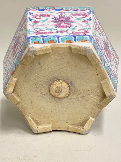null Hexagonal pot cover in polychrome Chinese porcelain diam : 20,5 cm 

a small...