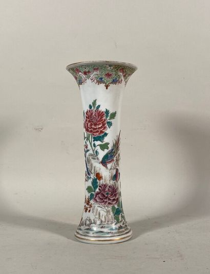 null Vase rouleau en porcelaine blanche à décor polychrome d'oiseaux et fleurs.

H....
