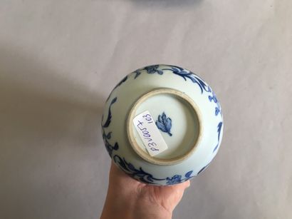 null vase en porcelaine bleu blanc à décor de fleurs à col rétréci -H. 19 cm
