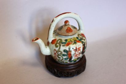 null Porcelain teapot on a wooden base. H 15 cm
