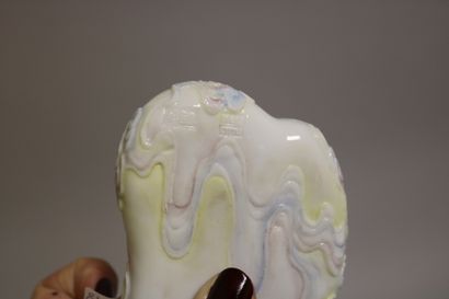 null Porcelain water pot engraved with clouds, signed.

2,5 x 10 x 7 cm