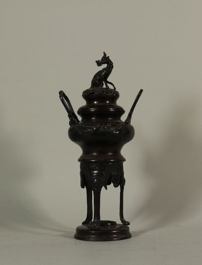 null Bronze perfume burner, the body decorated with birds, fretel decorated with...