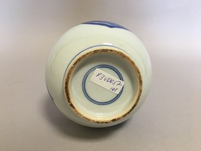 null Vase en porcelaine bleu blanc à décor de fleurs - H. 25 cm
