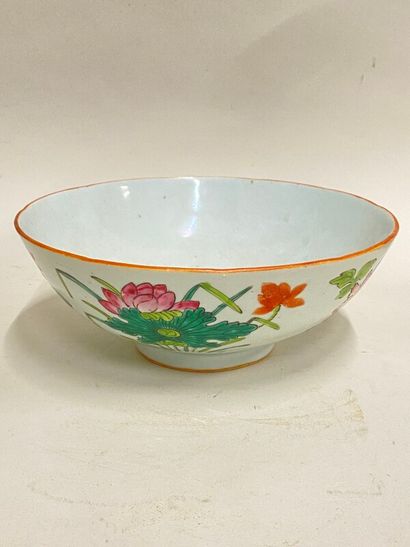 null Plat creux en porcelaine de Chine à décor de fleurs marque au dos diam: 20,5...