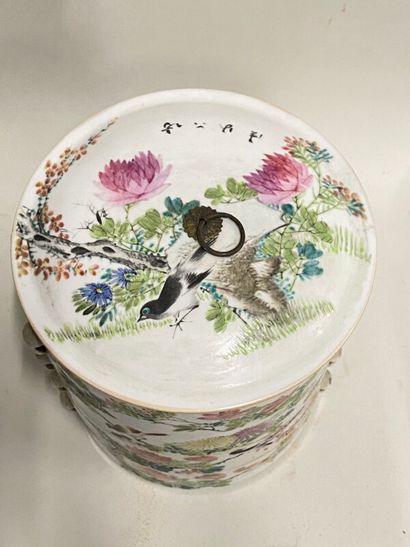 null Circular box with four compartments in Chinese porcelain decorated with birds...