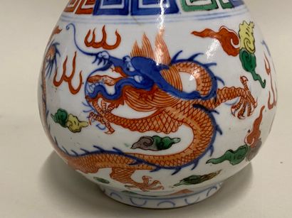 null vase en porcelaine de Chine à décor polychrome aux Dragons (fond percé, chocs...