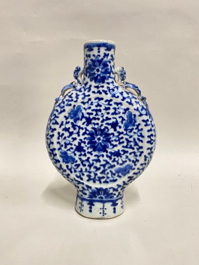 null Vase en porcelaine de Chine à décor floral en bleu petites anses aux dragons...