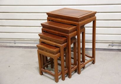 null Suite de quatre tables gigognes en bois naturel style asiatique 

68,5 x 48,5...