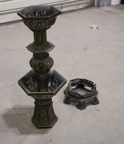 null Probablement élément de fontaine cascade en métal ajouré et doré H. 65 cm Socle...