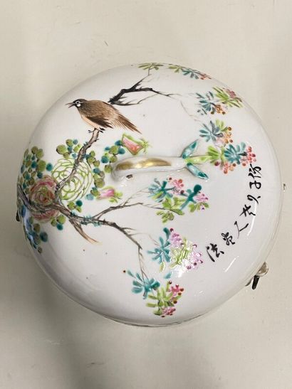 null Pot couvert en porcelaine de Chine polychrome à décor d'oiseaux branchés et...