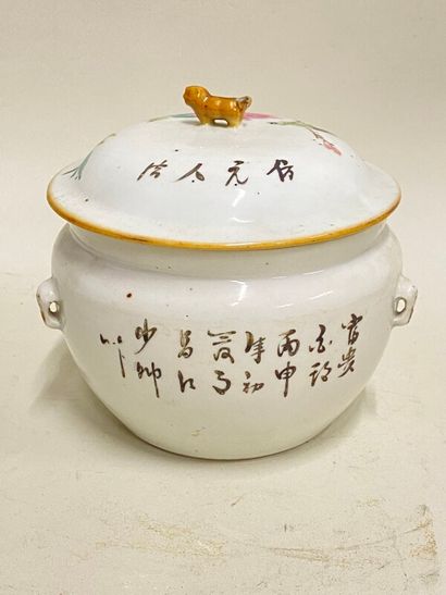 null Pot couvert en porcelaine de Chine à décor floral, marque et cachet de cire....