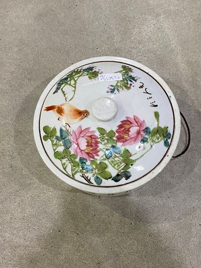 null Boite circulaire couverte en porcelaine de Chine à décor d'oiseaux branchés...