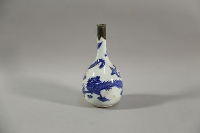 null Bottle-shaped porcelain vase decorated with dragons. Mark on the bottom. H....