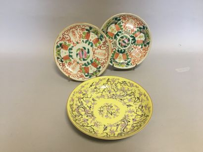 null Trois assiettes en porcelaine : une à fond jaune à décor d'oiseaux branchés...