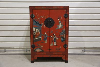 null Petite armoire peinte en rouge à décor de personnages à deux portes

92 x 61...