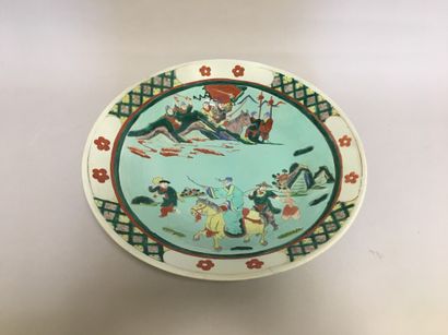 null Large dish decorated with warriors / green background