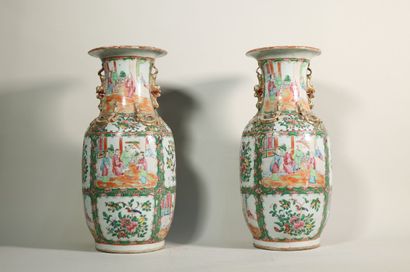 null Paire de vases en porcelaine de Canton de forme balustre à décor en réserve...