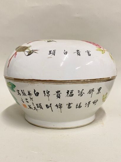 null Plat creux circulaire couvert en porcelaine de Chine polychrome à décor floral,...