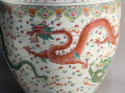 null Paire de bassins en porcelaine à décor polychrome de dragons. H. 38,5 cm - Ø....