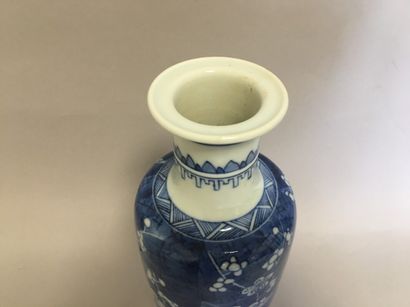 null Vase en porcelaine bleu blanc à décor de fleurs de prunier H. 25 cm