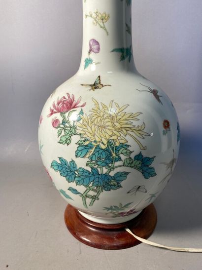 null Vase boule en porcelaine à col long et étroit à décor de fleurs et papillons....