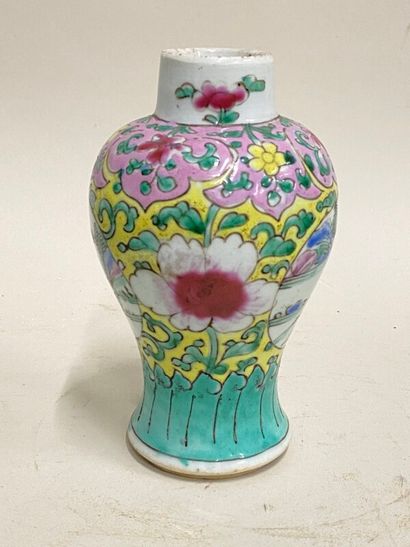 null petit vase en porcelaine de Chine à décor de paysages en réserve et fleurs h:...