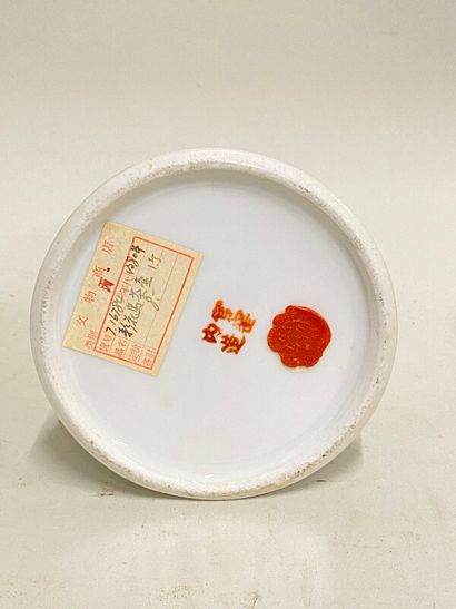 null Verseuse en porcelaine de Chine à décor floral et inscriptions h: 10 cm, marque...