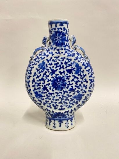 null Vase en porcelaine de Chine à décor floral en bleu petites anses aux dragons...
