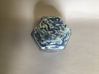 null Boite en porcelaine hexagonale à décor blanc bleu de dragons H. 13 cm - L. 15...