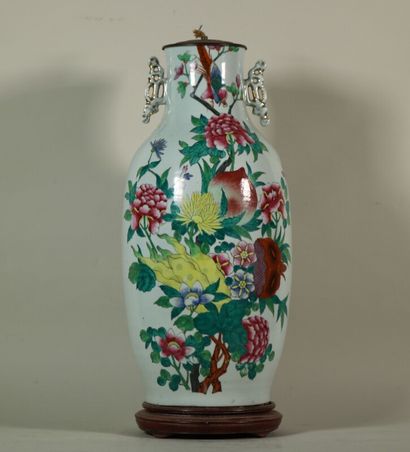 null Baluster vase decorated with flowers, fruits and ideograms, mounted on a base.

H....