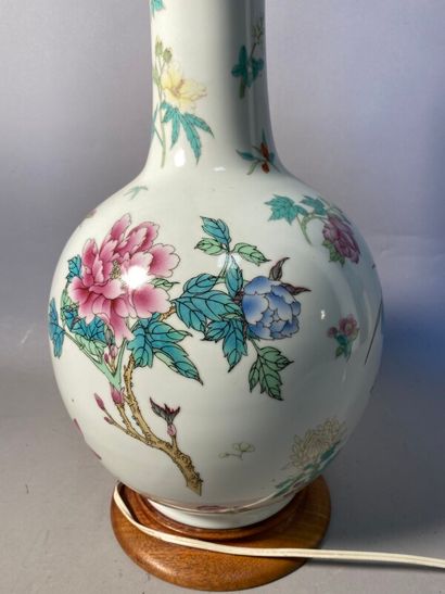null Vase boule en porcelaine à col long et étroit à décor de fleurs et papillons....