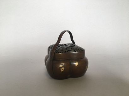 null Chauffe main en bronze - H. 7 cm - L . 9.5 cm