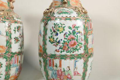 null Paire de vases en porcelaine de Canton de forme balustre à décor en réserve...