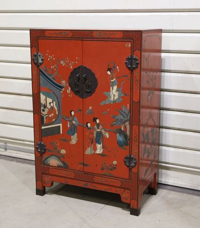 null Petite armoire peinte en rouge à décor de personnages à deux portes

92 x 61...