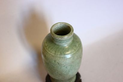 null Vase en porcelaine Céladon à effet craquelé reposant sur un socle en bois. H...