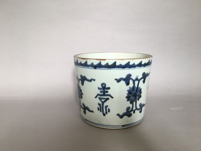 null Blue and white porcelain pot with lotus flowers - H. 17.8 cm- Ø. at neck 21...