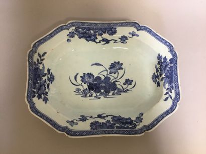 null Octagonal porcelain dish with blue decoration 29,5 x 38 cm (cracked)