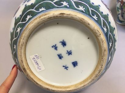 null vase en porcelaine bleu monochrome à décor de dragons H. 42 cm