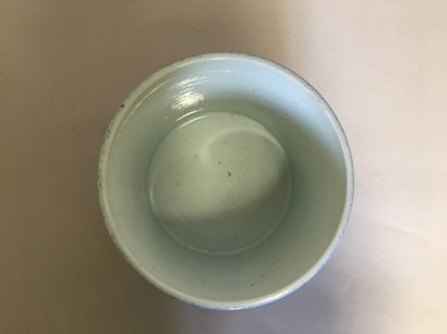 null Pot à bosse en porcelaine bleu poudré - H. 17 cm