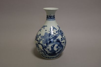 null Blue and white vase with flowers and birds CHINA - H. 27,5 cm