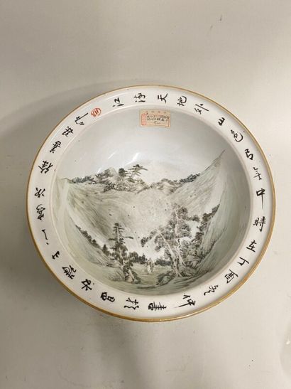 null Plat creux en porcelaine de Chine à décor de montagnes et inscriptions, cachet...