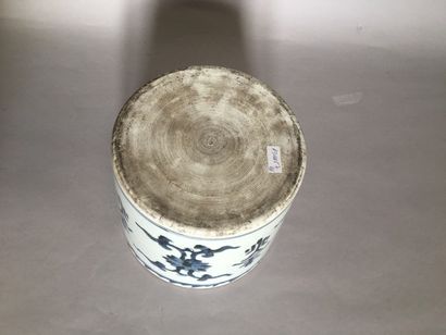 null Pot à bosse en porcelaine bleu blanc à décor de fleurs de lotus - H. 17.8 cm-...