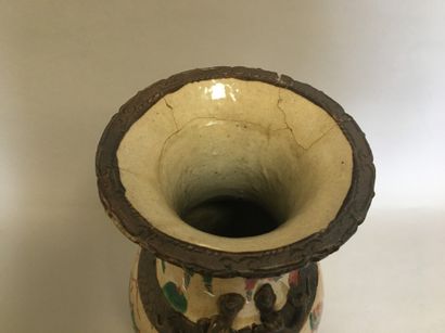 null Vase en porcelaine de Nankin col cassé recollé H. 35 cm