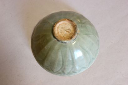 null A green glazed bowl on a wooden base. D 17,5 cm