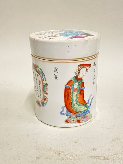 null Boite circulaire couverte en porcelaine de Chine à décor de personnages et inscriptions...