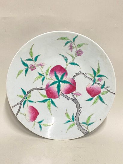 null Plat en porcelaine de Chine à décor floral marque et cahet de cire au revers...